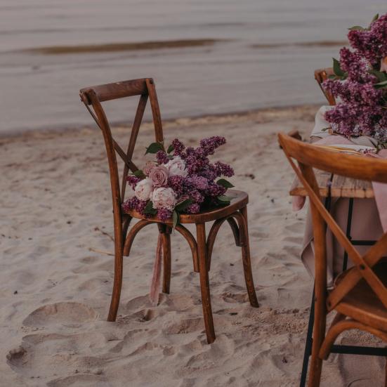 Stol med blomster på en sandstrand
